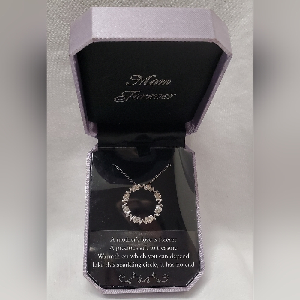 NIP Mom circle necklace
